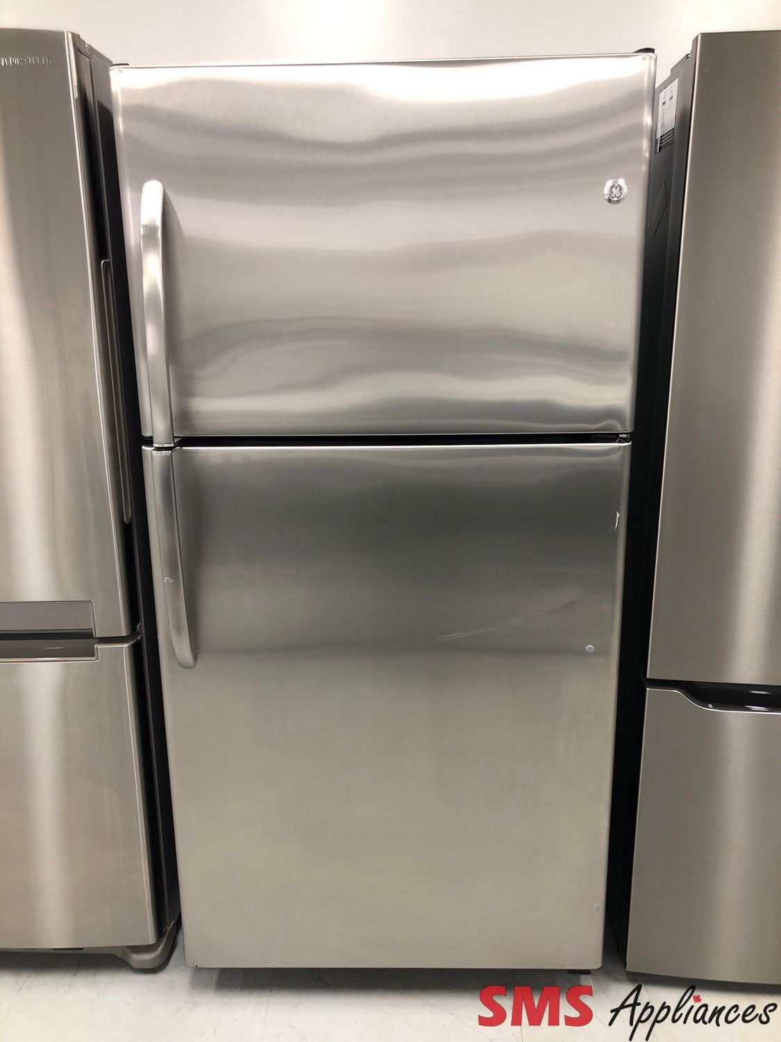 GE 33'' Top-Freezer Refrigerator GTR22KSWARSS