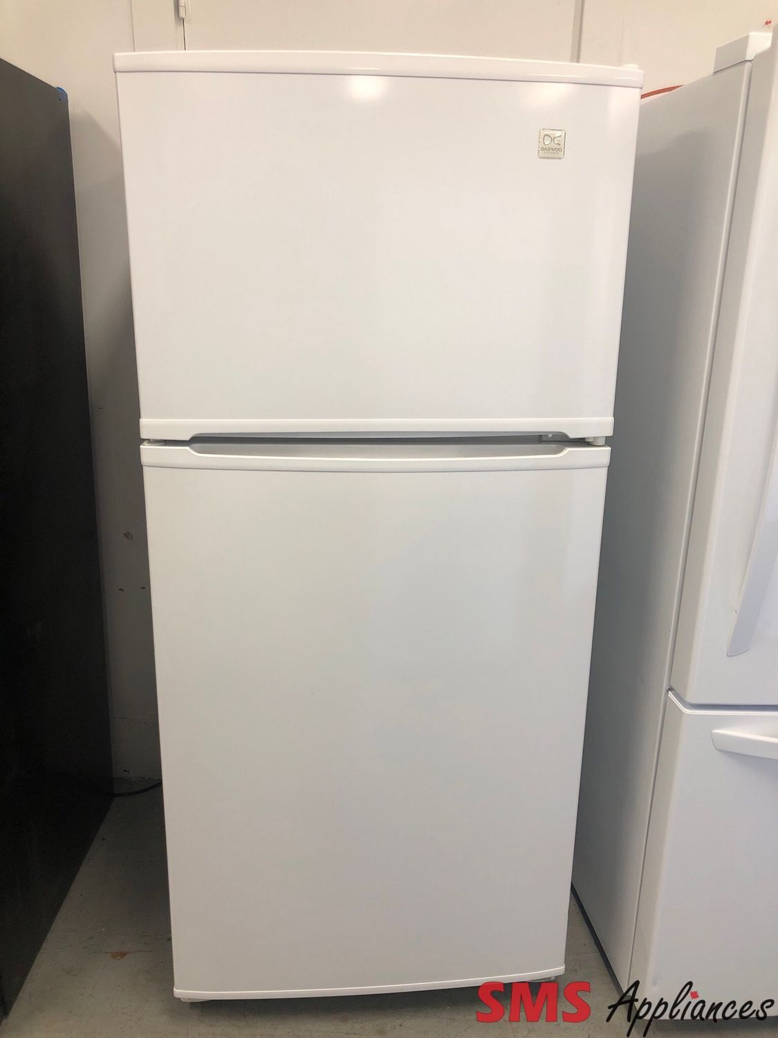 Daewoo 30'' Top-Freezer Refrigerator FRI1810BRW