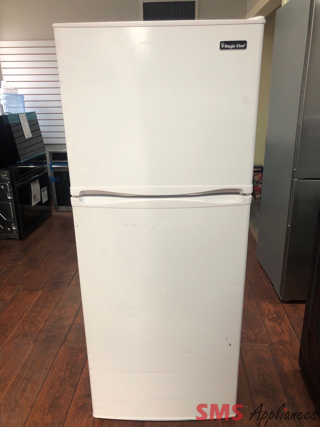 Magic Chef 24'' Top Freezer Refrigerator MCR1010WEF