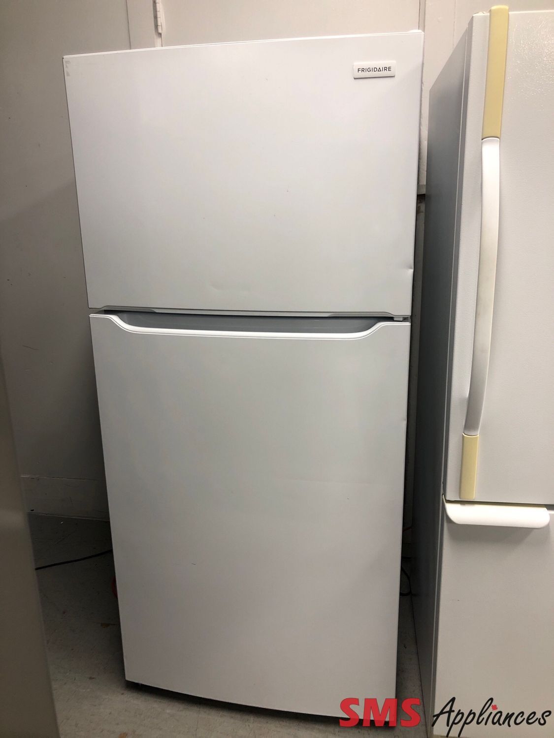 Frigidaire 30'' Top-Freezer Refrigerator FFTR2045V