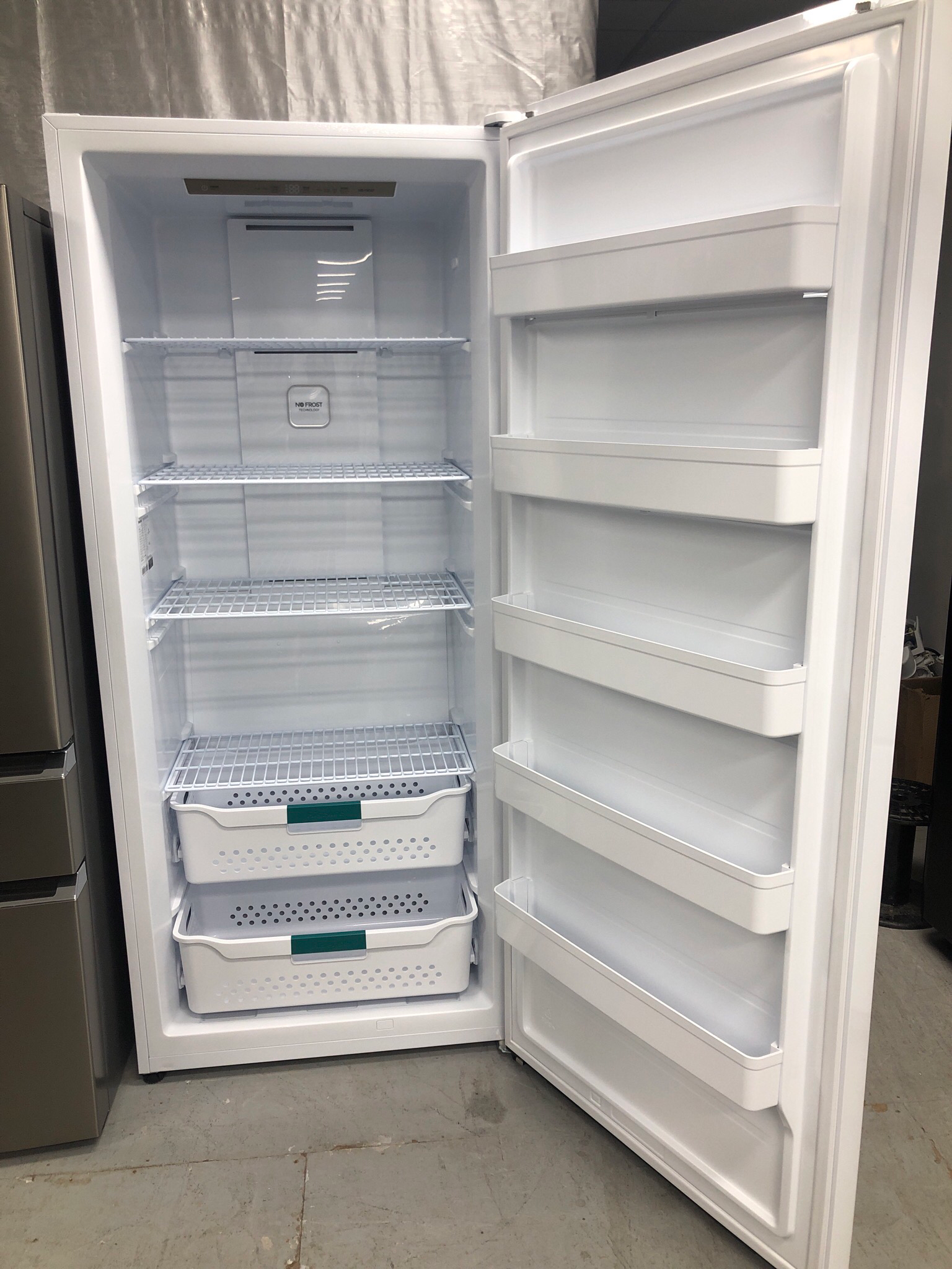 Open Box-Scratch and Dent Hisense 21.2 Cu.Ft Convertible Upright Fridge Or Freezer FV21C7HWE