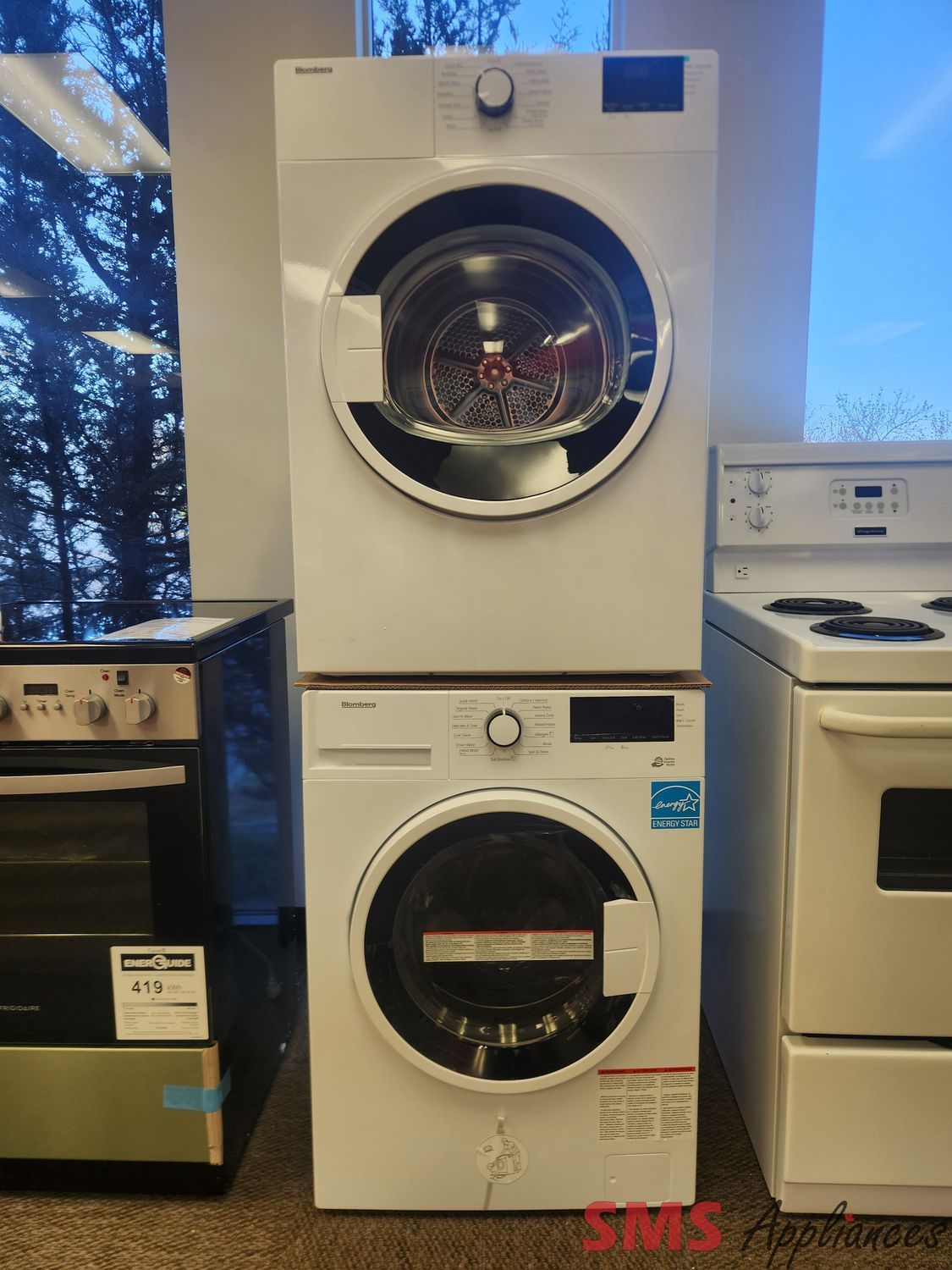 BRAND NEW Blomberg 24" Washer & Dryer Set WM72200W/DV17600W