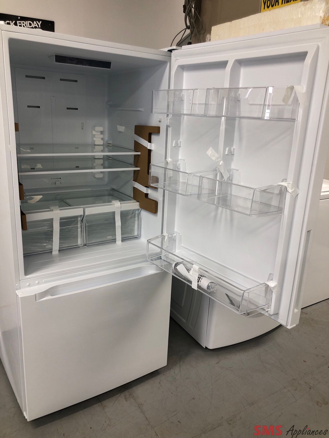 L2 29.5'' Bottom-Freezer Refrigerator LRB19B5AWWC