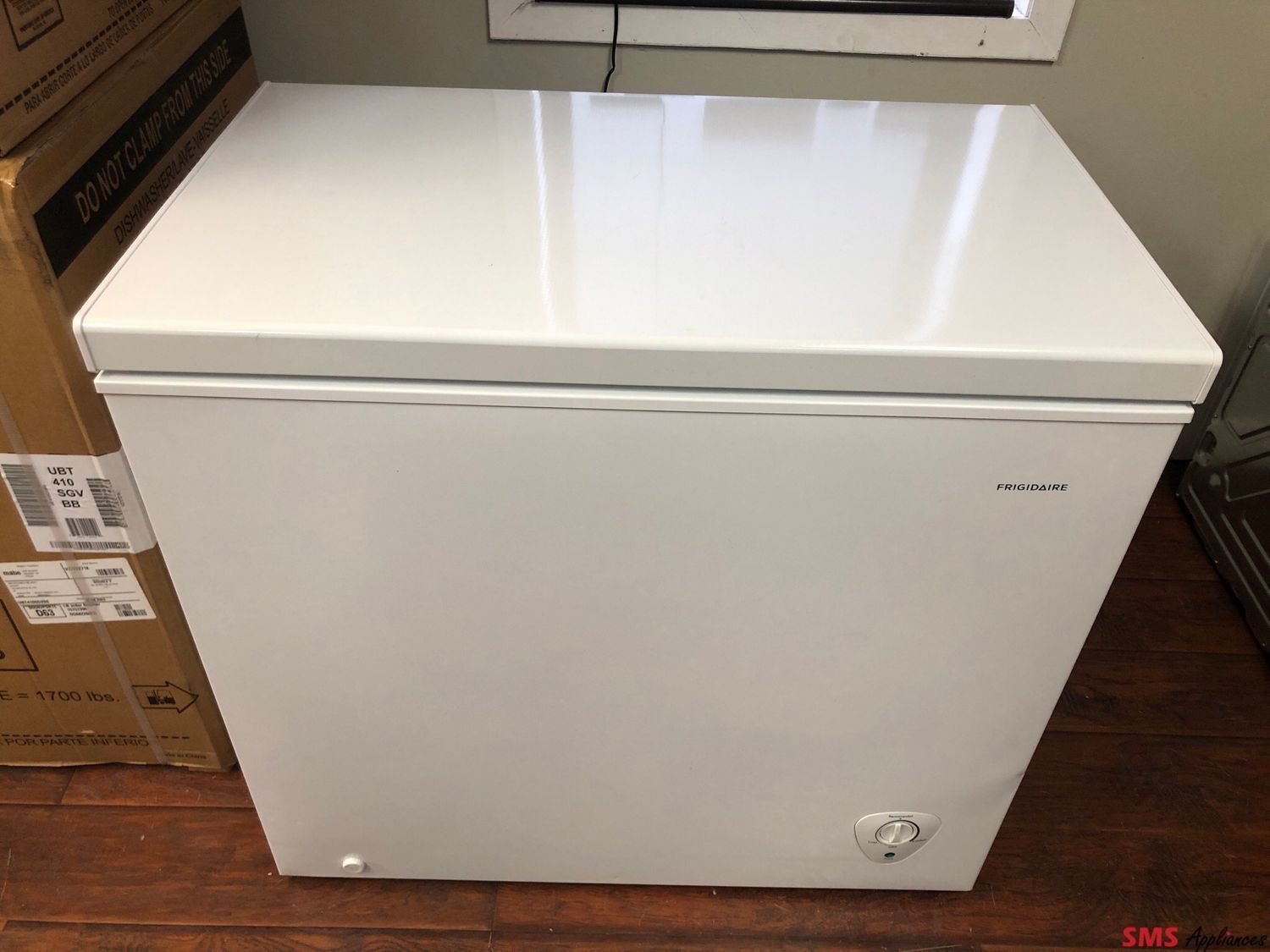 Frigidaire 7.2 Cu.Ft Chest Freezer FFFC07M2UW Frigidaire 7.2 Cu.Ft Chest Freezer FFFC07M2UW