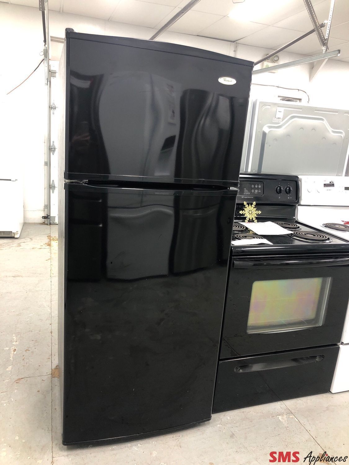 Whirlpool 28'' Top-Freezer Refrigerator ER8MHKXRB01