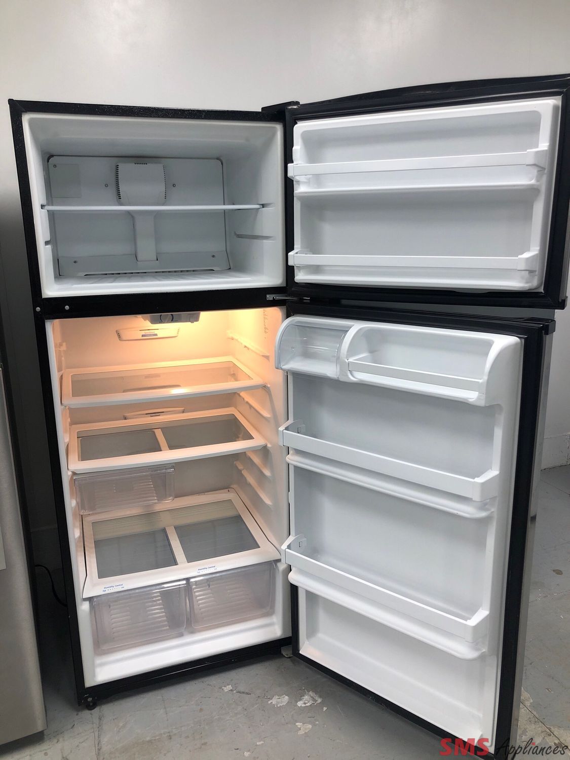 Whirlpool 28'' Top-Freezer Refrigerator W8RXCGFXS01