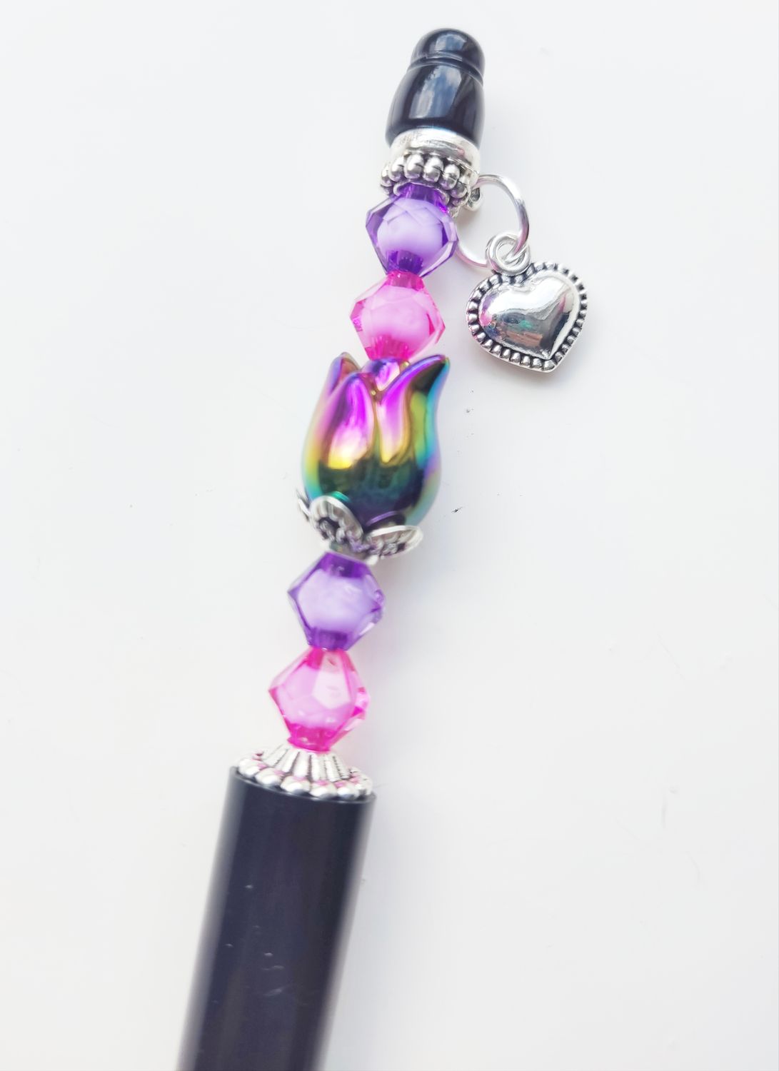 Kralenpen DIY pakketje zwart met tulpkraal  roze/paars en hartjes bedel