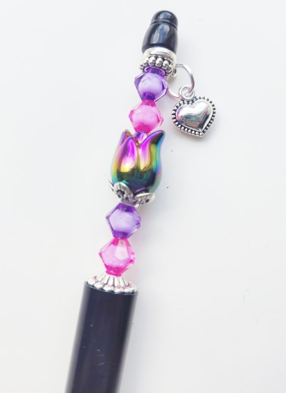 Kralenpen DIY pakketje zwart met tulpkraal  roze/paars en hartjes bedel