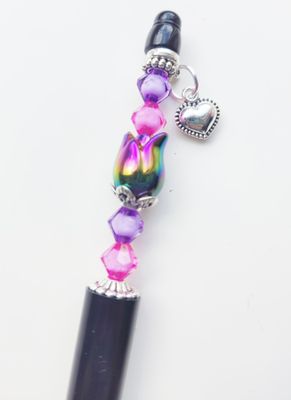 Kralenpen DIY pakketje zwart met tulpkraal  roze/paars en hartjes bedel