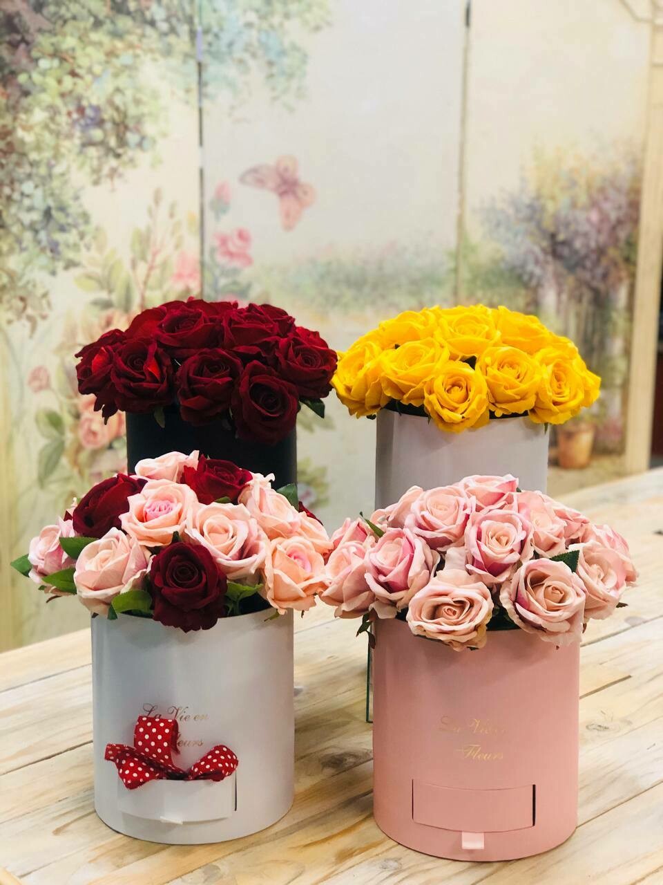18 Velvet Roses Arrangements In Round Flower Box