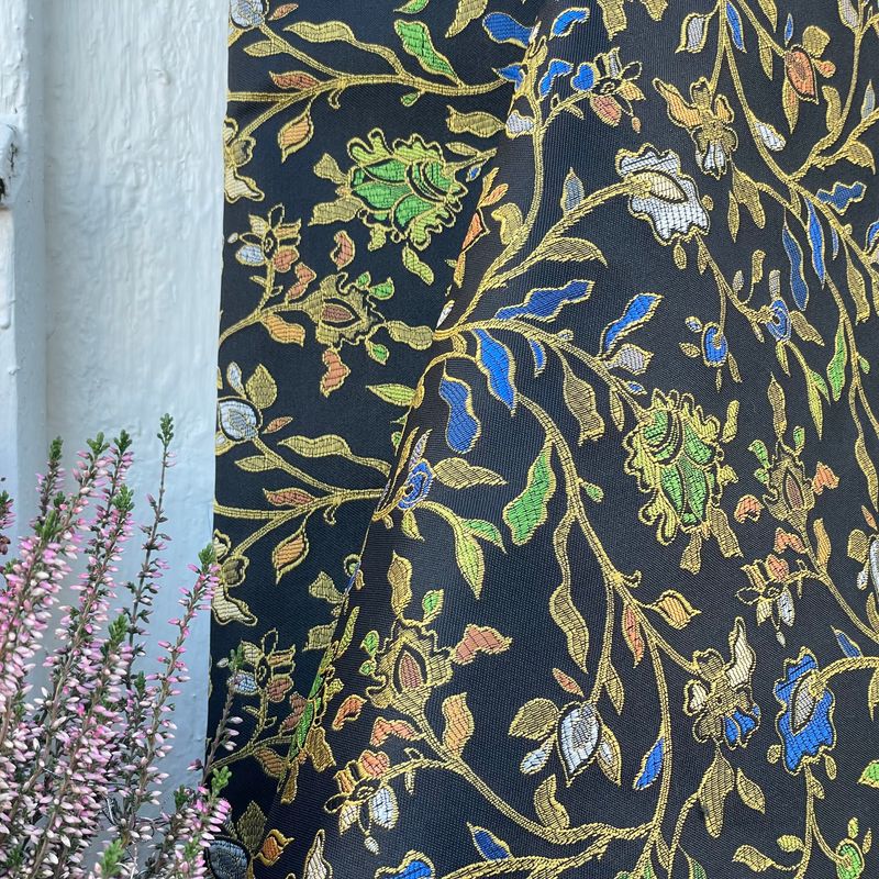 Siden blommor svart