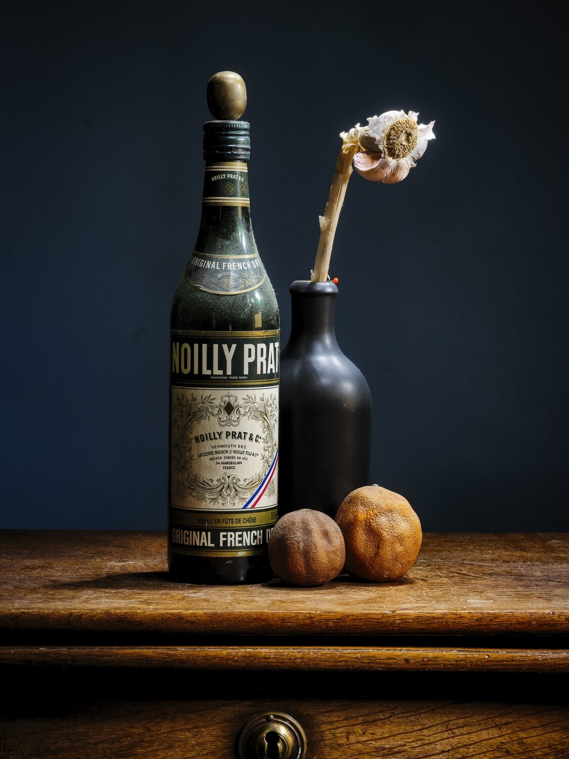 Stilleven Noilly Prat en knoflook