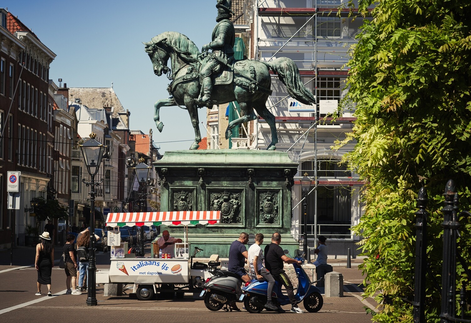 Noordeinde met ijscoman / Noordeinde with ice cream parlour