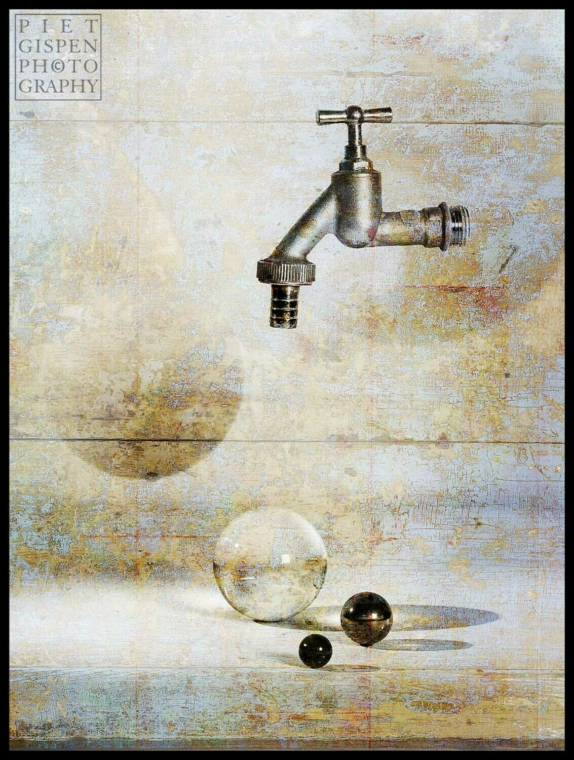 Kraan en glazen bollen / Tap and Glass