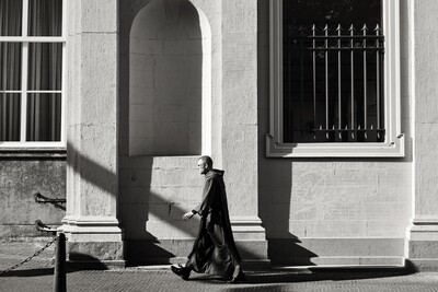 Monnik op het Noordeinde / Walking Monk in The Hague