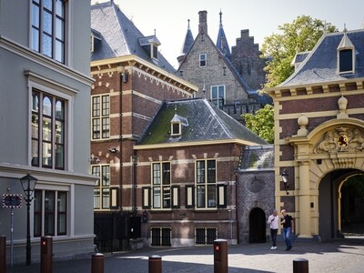 De Grenadierspoort van het Binnenhof