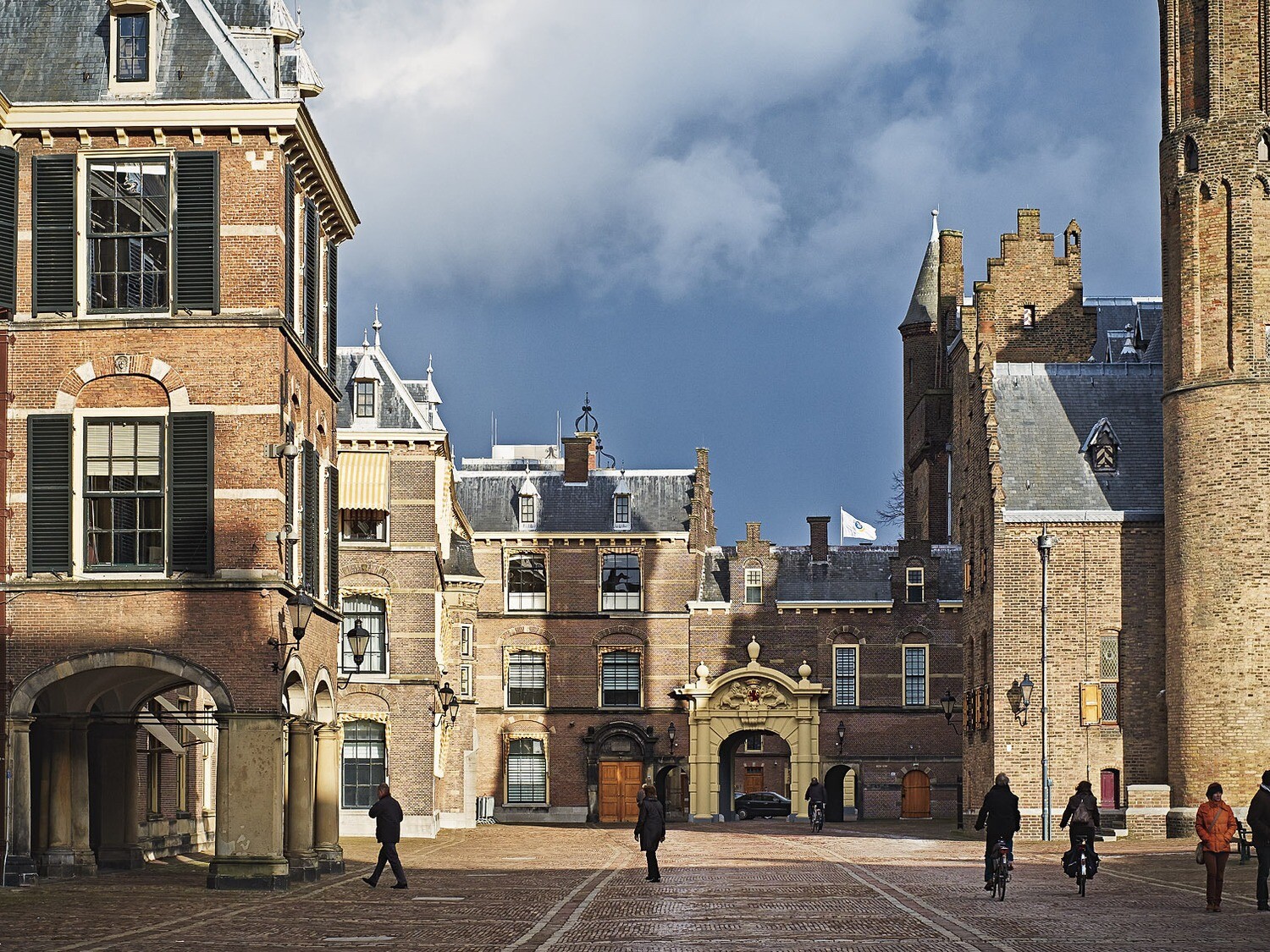 Inner Court at The Hague / Binnenhof te &#39;s-Gravenhage. 60 x 80 cm. Unique edition in only two copies. Unieke editie in slechts twee exemplaren.