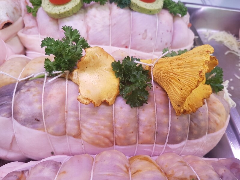 Rôti de pintade farci aux girolles