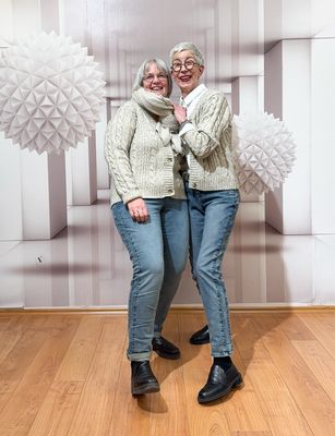 Strickcardigan melange BLOOMINGS, Hemdbluse weiß MARTA DU CHATEAU, Jeans Janice RED BUTTON, Loafer black AMIE RAFA, Schal MARTA DU CHATEAU