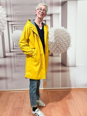 modischer Friesennerz yellow DERBE, Jeans Janice RED BUTTON, SALE: Pullover marine BLOOMINGS