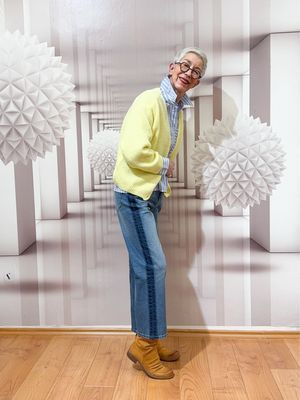 süßer gelber Cardigan ZWILLINGSHERZ, Bluse und Jeans OPUS, Lederstiefel ITALIEN reduziert
