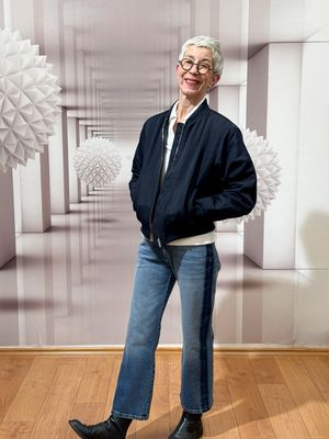 Bomberjacke coal blue, Strickshirt milk, Jeans verkürtzt, Top OPUS