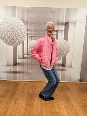 Federleichter Steppblouson bright pink RINO und PELLE, oversized Stripe Hemd OPUS,Jeans flared Colette RED BUTTON