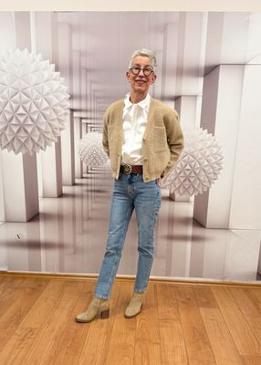 Flauschjäckchen RINO und PELLE, Bluse weiß CREAM, Jeans Tara RED BUTTON, Flechtgürtel SPANIEN