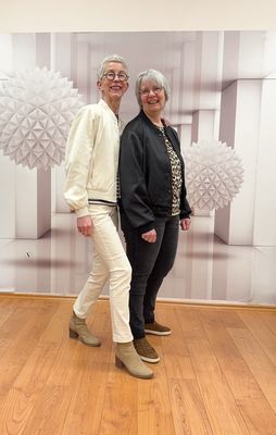Satinblouson birch und black RINO und PELLE, Shirt strpes DANEFAE, Sweater Leo ZWILLINGSHERZ,Sissy und Janice RED BUTTON