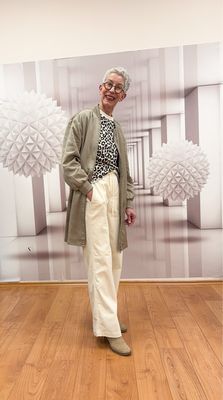 Long Satinblouson dark dessert, Kurzer Satinblouson black, Leo Kurzarmshirt RINOund PELLE, Cordhose milk - reduziert - OPUS