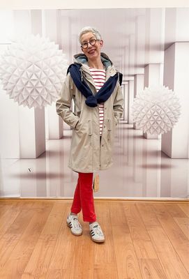 Wasser und winddichte Regenjacke cobblestone DERBE, Tessy red, Shirt stripe RED BUTTON, Sweater navy DANEFAE