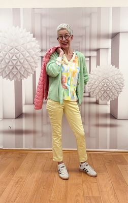 Viscosebluse Buchstaben EMILY V.D.BERGH, Steppblouson RINO&PELLE, Tessy lemon RED BUTTON, Cardigan lind ZWILLINGSHERZ