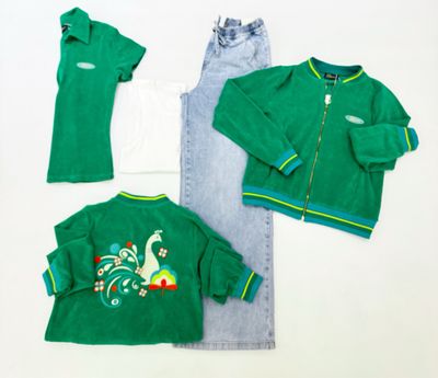 Frottee-Bomberjacket mit Rückenstickerei, Frotteepolo LALAMOUR, wide leg Jeans BLUE MONKEY, Ripptop OPUS
