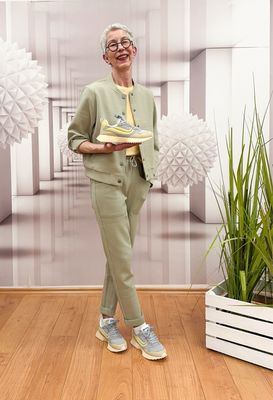 Scuba Blouson und Scubapant summersage RED BUTTON, Viscoseshirt yellow submarine MAISON HOTEL, Bio Sneaker camel grey yellow GENESIS