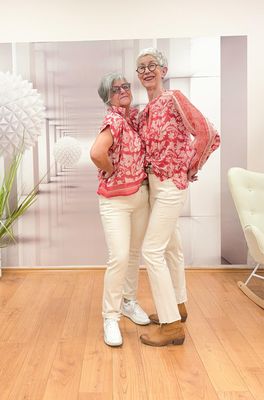 Baumwoll Boho Blusen tabasco MAISON Hotel, Slim Fit Jeans offwhite BLUE MONKEY, Wildledergürtel MAISON HOTEL