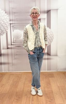 Bestickte Weste ecru und Boho Bluse blau ecru MAISON HOTEL, Lissie Cargo Jeans OPUS, BIO sneaker GENESIS