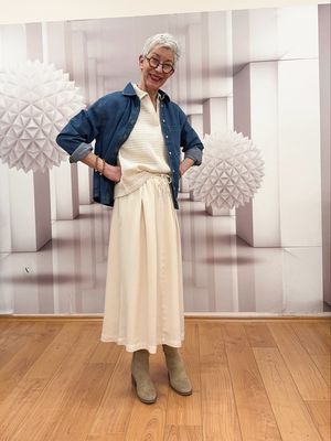Häkelpolo und weich fallender Rock in edlem natural glaze, Jeansbluse OPUS