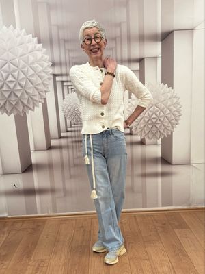 Ajoure-Strickjäckchen BLOOMINS AMSTERDAM, Sommerjeans RED BUTTON, Bio Sneaker GENESIS