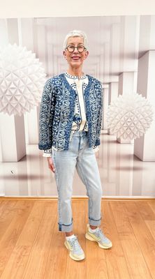 süße Steppjacke indigo soul und bestickte Bluse MAISON HOTEL, Jeans KIM RED BUTTON, BIO Sneaker GENESIS