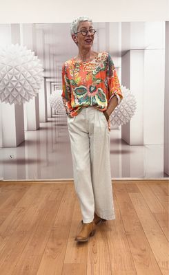 Farbenfrohe Viscose Shirtbluse EMILY VAN DEN BERGH, edle Leinenhose MAISON HOTEL, Bio Sneaker GENESIS