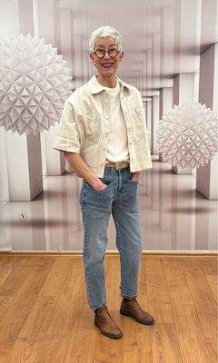 Kurzarm Jeansbluse/ Jacke  FERLOSA natural glaze, verkürzte Jeans Lissie, Kuschelsweaty milk alles OPUS, Wildledergürtel MAISON HOTEL