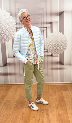BW Bluse Alloverdruck EMILY VAN DEN BERGH, Sommerhose Joy khaki RED BUTTON, Übergangs-Outdorrblouson bleu FRIEDA und FREDDIES