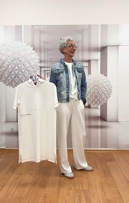 Modische Jeansjacke, Modalsweater, Jogstyle Pant und Kapuzenkleid offwhite FRIEDA und FREDDIES offwhite