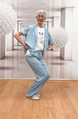 Kurzarm Lyocell Bluse und Marlene Hose light blue, Shirt Dalmatiner FRIEDA und FREDDIES, BIO Sneaker GENESIS