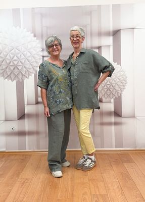 LEINEN aus ITALIEN Oversized Bluse, Hose beides uni khaki, Bluse khaki mit Allover-Blütendruck LEINENLIEBE, Tessy lemon RED BUTTON