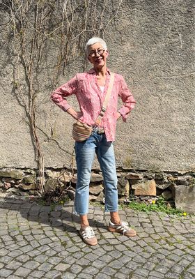 Musselinbluse rose gemustert und Wildledergürtel MAISON HOTEL, 7/8 Jeans BLUE MONKEY, Kunststrohbag ACCESSOIRES