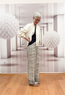 Blouson ecru  und schwarz RINOundPelle reduziert, Hose MAISON HOTEL, Basicshirt navy BLOOMINGS Amsterdam