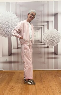 LIV Sweatblouson rose, MILO Hose rose, YOU TWO Hose rose, Shirt Sunny weiß und rose- alles YOU TOO