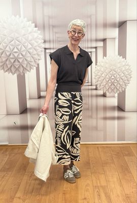 MISHA tropical Culotte, POSARA Feinstrickshirt  mid brown, Kurzarm oversize Jeanshemd FERLOSA natural glaze OPUS