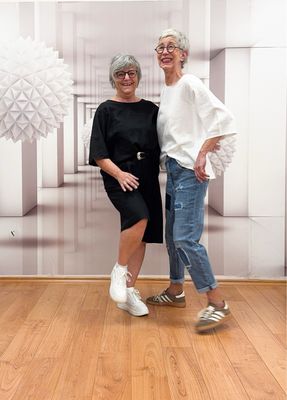 Blusenshirt mit Rückenknopfleiste in 3 Farben, weite kurze passende Hose MARTA DU CHATEAU, Patchworkjeans BLUE MONKEY
